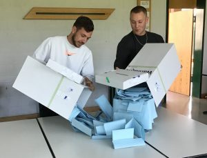 Das Bild zeigt Schüler beim Leeren der Wahlurne.